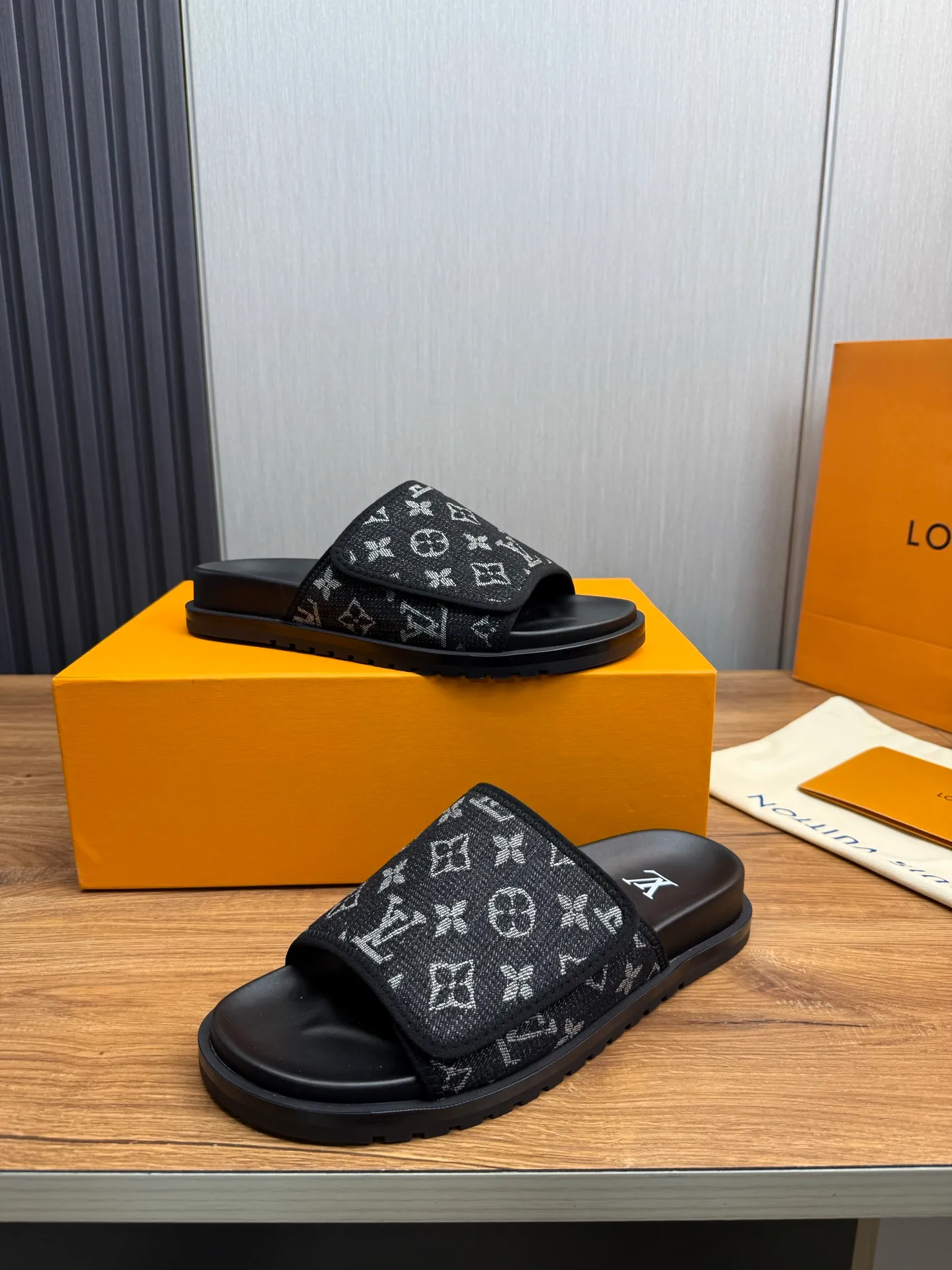 Men's shoes 💰320💰 Lv. hot selling men's slippers 🔥 🩴Official website one to one production 38-45 sizes 45 46 🉑️Customized!